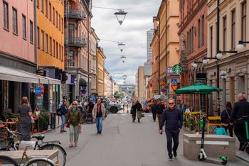 אנשים הולכים ברחוב בשטוקהולם, שוודיה